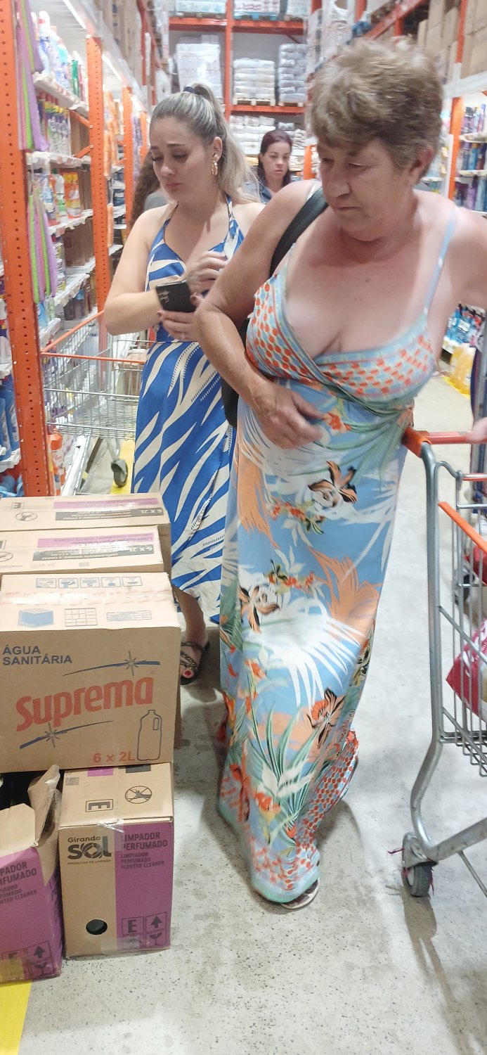 Old woman wearing a dress without a bra and with a very low neckline. #Pskieemb