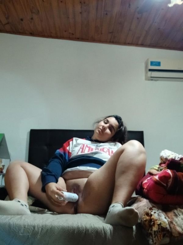 Chica de buen culo jugando con su desodorate lo usa como dildo  aya qe caliente #EmFfDWK3